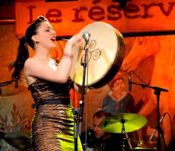 She bangs the drum: Celtic tigress Imelda May onstage in Paris, 17 November 2009 (photo: Rafael Garcia)